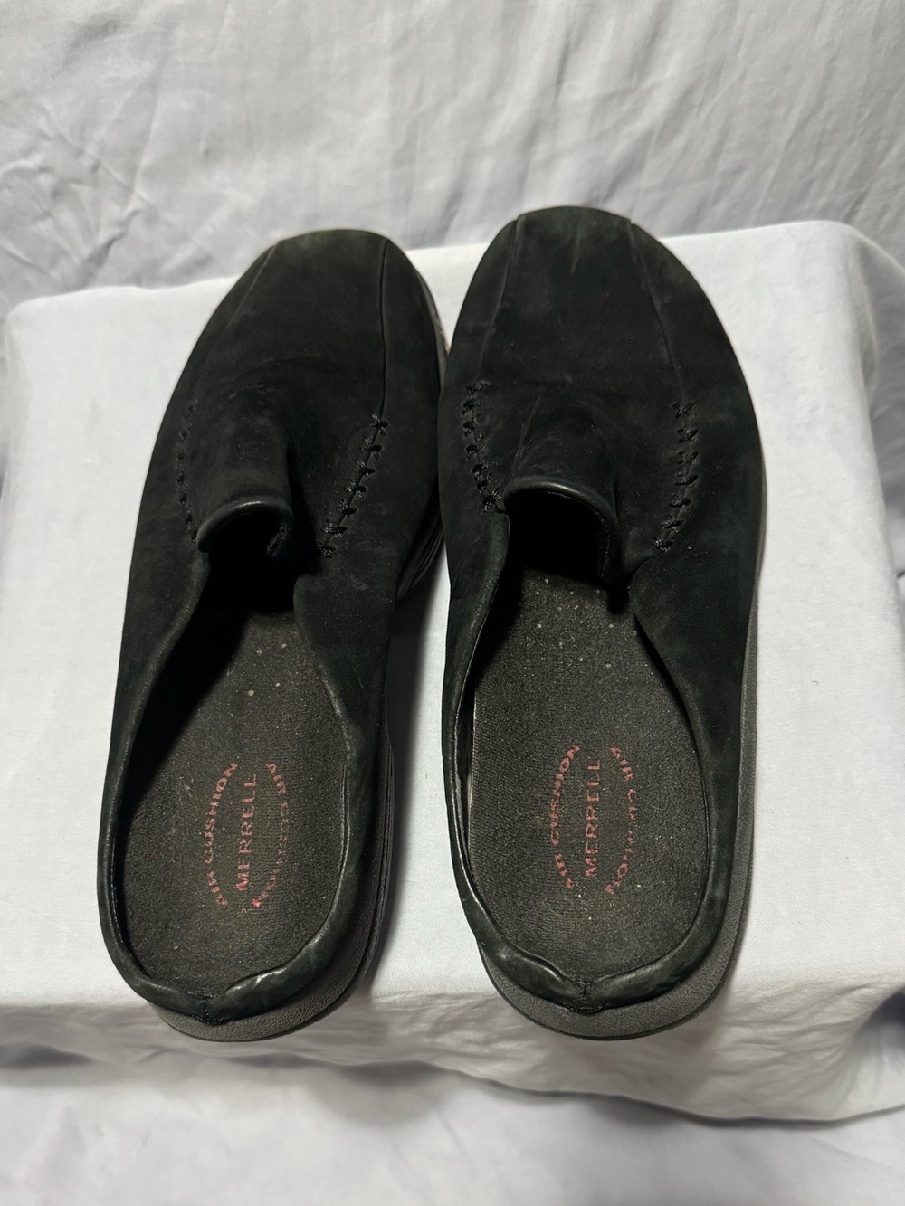 Merrells women’s 9 slides in black.